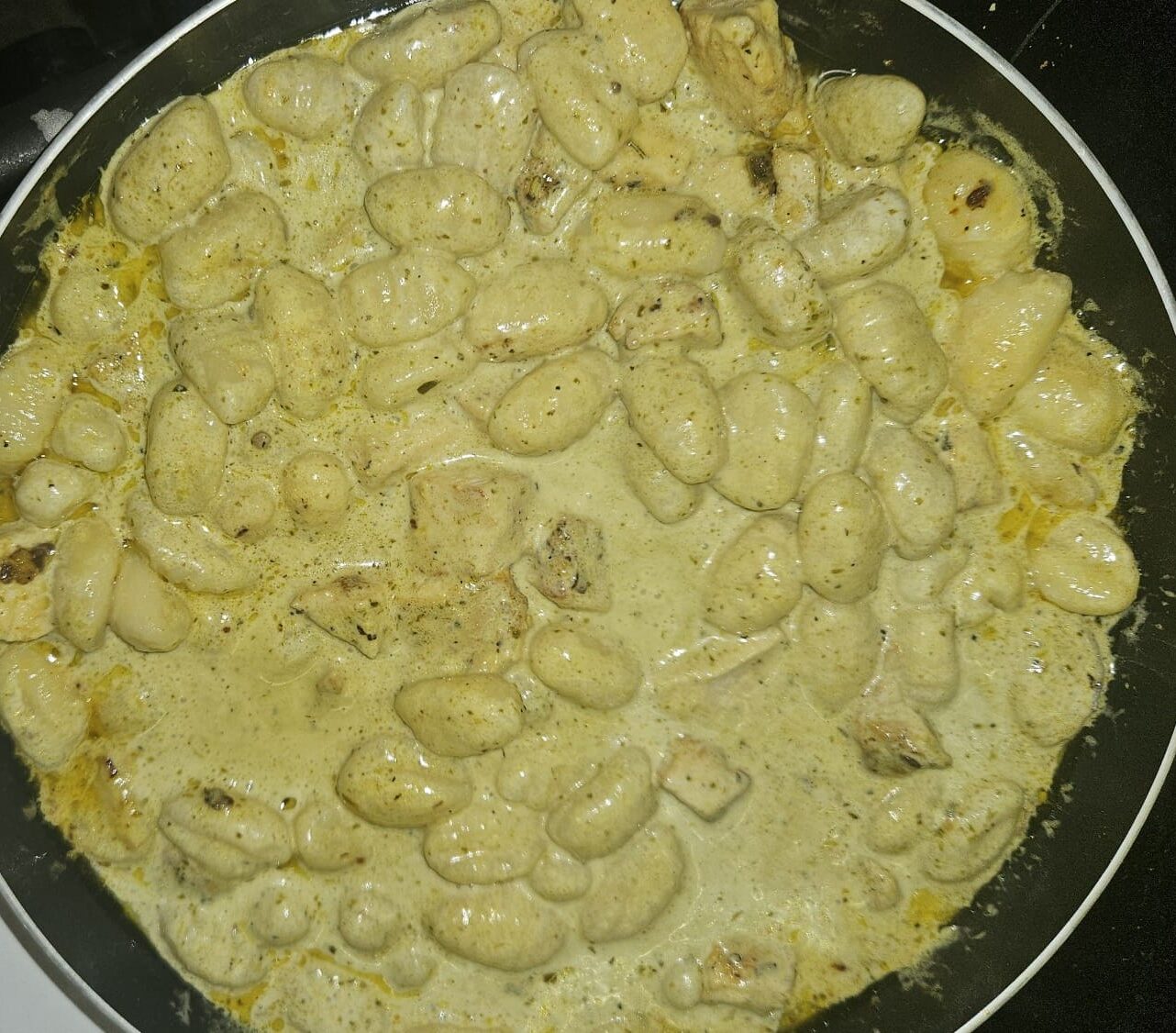 Read more about the article Ćuretina sa njokama u pesto sosu